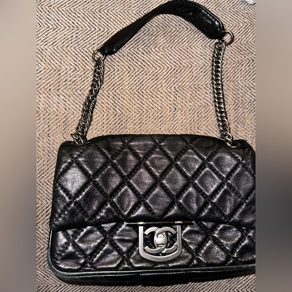 Authentic Rare 2008-2009 Black Chanel handbag with silver chain single strap - Picture 2 of 14